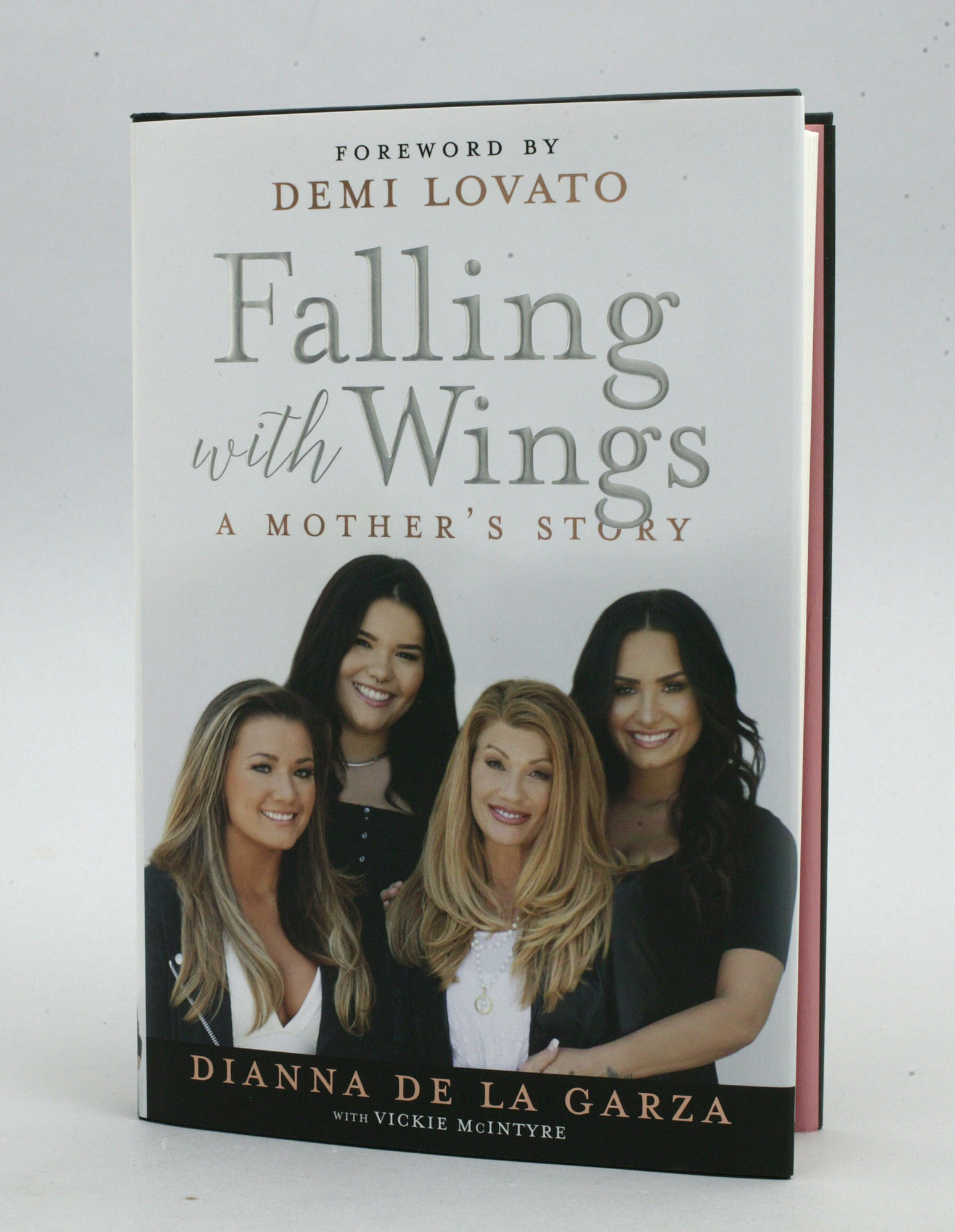 Falling with Wings: A Mother's Story, by Dianna De La Garza (with Vickie McIntyre)