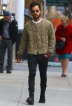 Justin Theroux hides his ring finger in NY