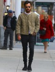 Justin Theroux hides his ring finger in NY