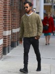 Justin Theroux hides his ring finger in NY