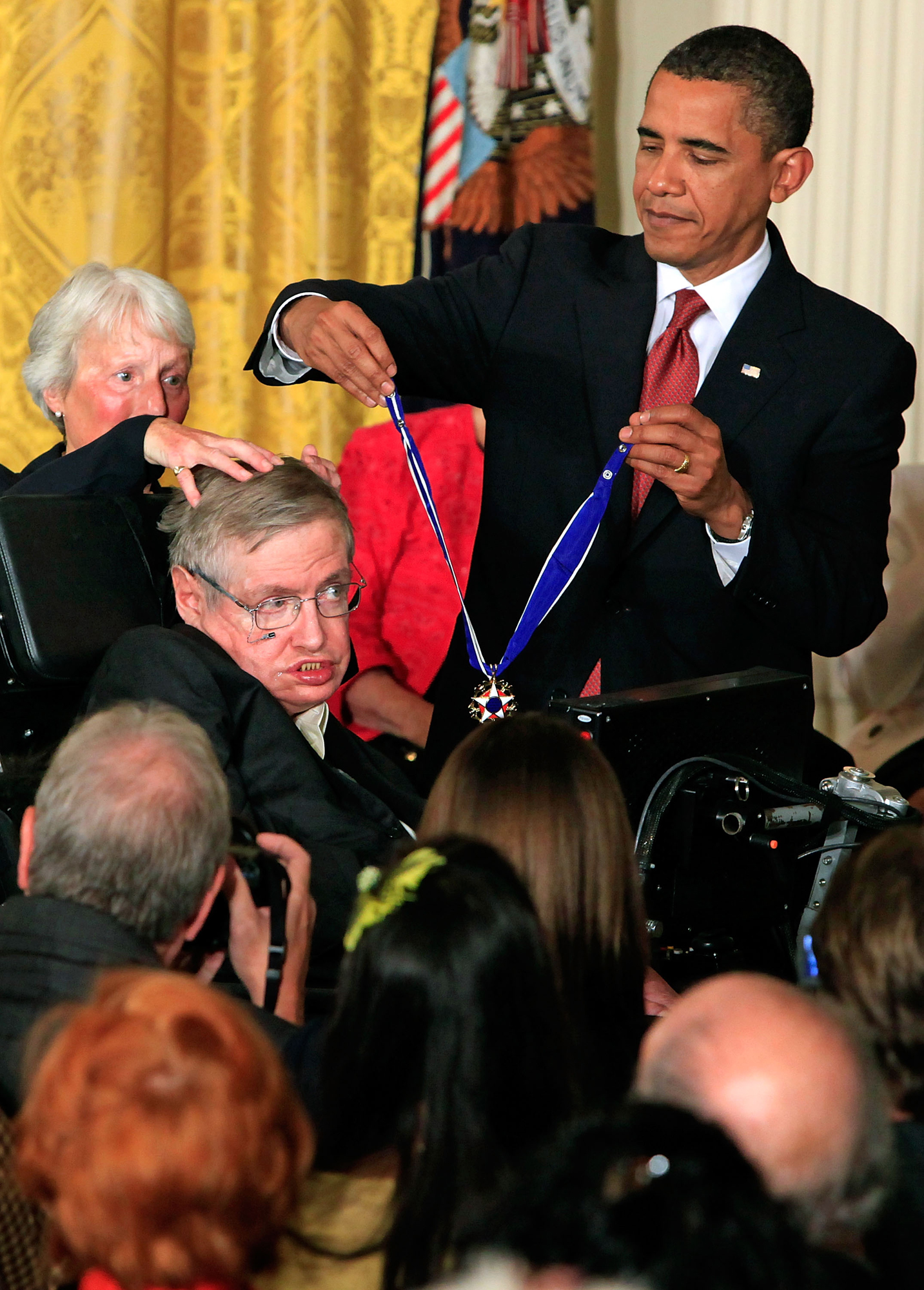 Stephen Hawking with President Barack Obama receiving the Medal of Freedom in 2009