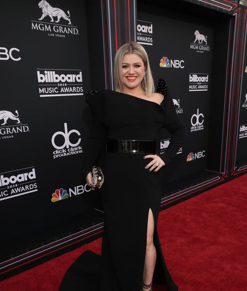 Kelly Clarkson Reveals Secret Behind Her New Blonde Lob